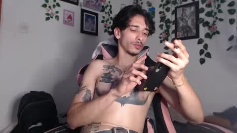 Snapshot of dazzayyy chatting on December 7, 1:08 am dazzayy online show from December 7, 1:08 am