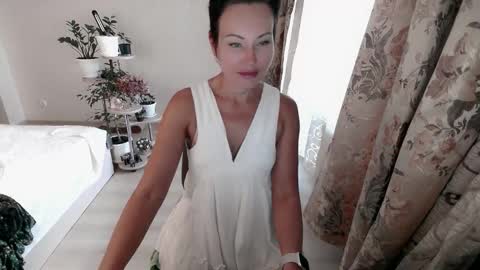 Mia online show from November 12, 10:06 am