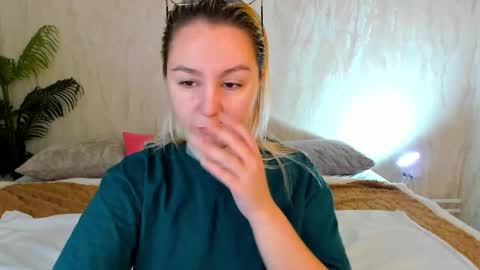 Debbie Mon Tue Fri Sun Sat GMT 3 1000am - 0400pm  online show from October 13, 5:15 pm