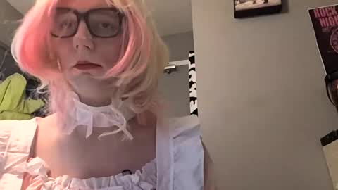 Snapshot of deedeequeen420 chatting on March 11, 7:35 am deedeequeen420 online show from March 11, 7:35 am