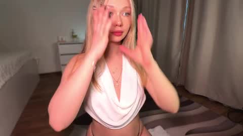 Dia online show from May 17, 1:59 am
