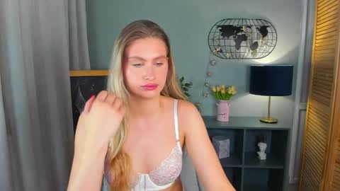 delinasis online show from April 28, 1:58 am