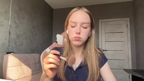 Mia online show from July 8, 1:47 pm