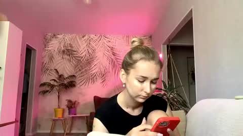 I am Lola hello world online show from July 22, 9:33 am