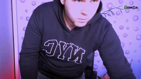 derek_hawk_ online show from March 28, 9:05 pm