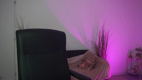 DirtyChloe18 online show from May 12, 4:05 pm