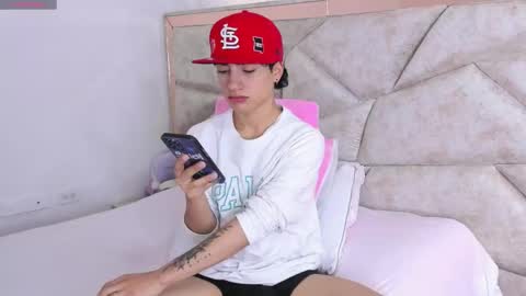 Snapshot of divine_thiagoo chatting on September 20, 2:42 pm Thiago online show from September 20, 2:42 pm
