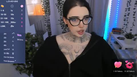 dixipixi_ online show from June 7, 7:13 am