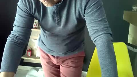 Snapshot of doggydaddi chatting on December 16, 11:01 am Alex online show from December 16, 11:01 am