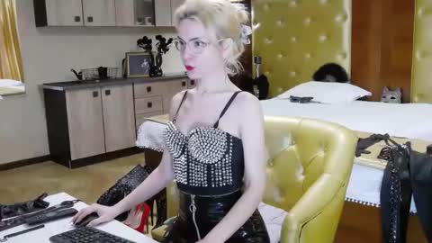 domcaprisse online show from February 11, 11:09 am