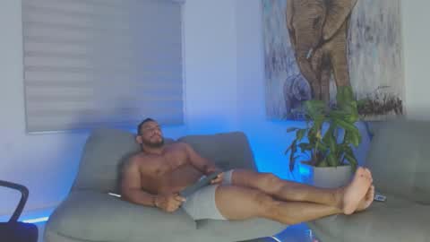 dominic_hulk1 online show from January 19, 5:05 am