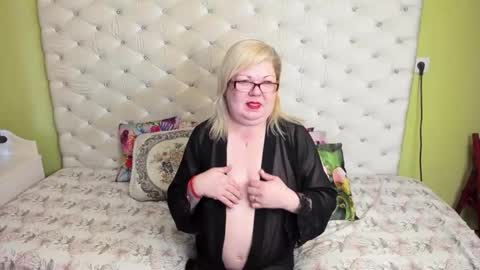 Snapshot of donnagriffin chatting on February 22, 9:01 am DonnaGriffin online show from February 22, 9:01 am