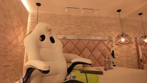  DOROTHY online show from February 22, 6:06 am