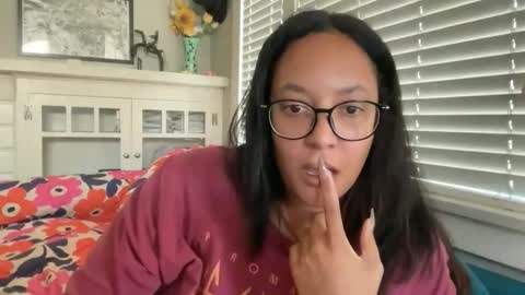 RIRI OR DREAMY online show from March 3, 6:15 pm