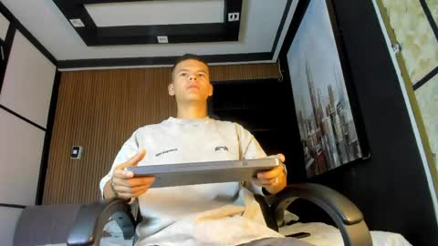 dylanroyce_ online show from April 13, 12:31 pm