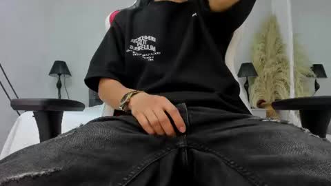 dylanroyce_ online show from June 9, 1:33 pm