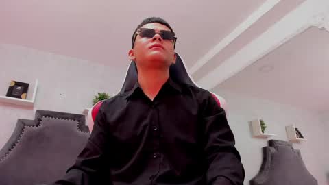 dylanroyce_ online show from June 6, 3:29 pm