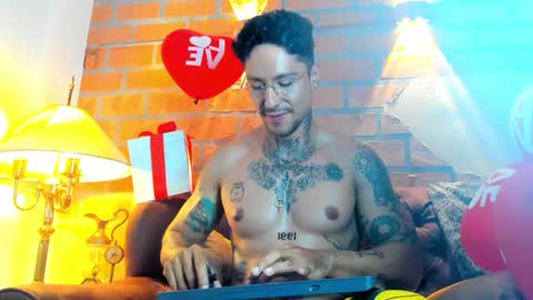 Snapshot of dylanstonne1 chatting on February 6, 10:21 pm D Y L A N online show from February 6, 10:21 pm