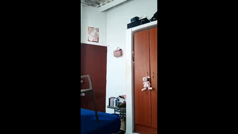 eimy_saenzz online show from April 13, 6:01 pm