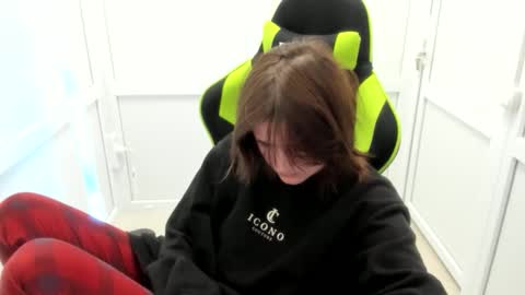 Evie online show from April 17, 7:22 am