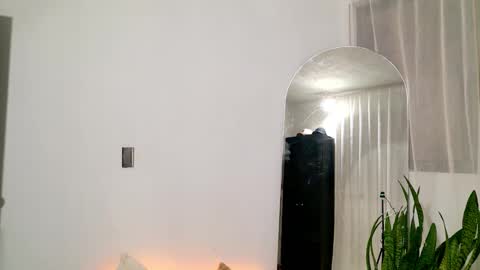 elaravennori online show from January 9, 6:30 am