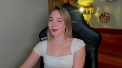 elaravoltage online show from April 1, 5:21 pm