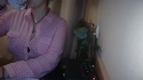 Julia Follow me on Onlyfansju grosroberts online show from March 2, 2:21 pm