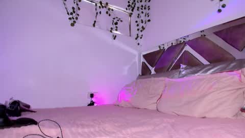 ELEN  online show from October 3, 7:55 pm