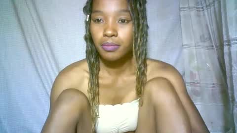 Snapshot of elenah0123 chatting on February 6, 7:24 am elenah013 online show from February 6, 7:24 am
