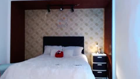 Snapshot of elian_craig chatting on September 17, 4:43 pm Elian online show from September 17, 4:43 pm