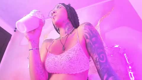 Snapshot of elizabeth_roman chatting on February 13, 4:00 am Montserrath online show from February 13, 4:00 am