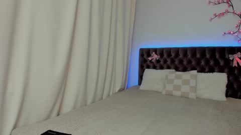 Ella Mayers online show from October 3, 12:35 pm