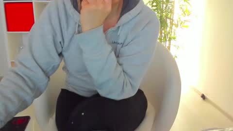 Snapshot of ella_squirt chatting on March 6, 8:30 am ella_squirt online show from March 6, 8:30 am