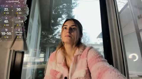 ella_vee online show from December 17, 7:15 am