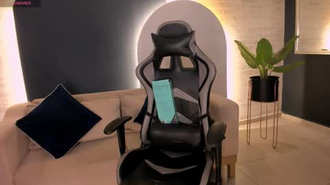 EllaClark online show from November 4, 7:15 pm