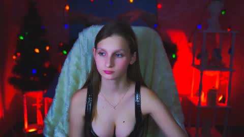 Ella online show from December 7, 9:06 pm