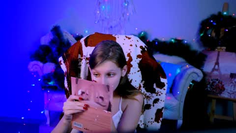 Ella online show from December 15, 9:45 am