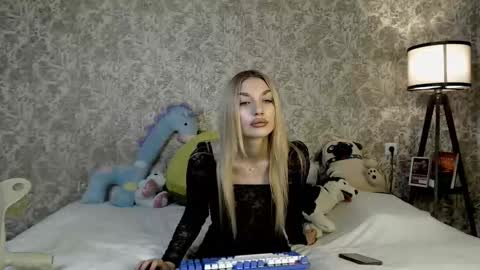 ellamilla online show from October 22, 11:45 am