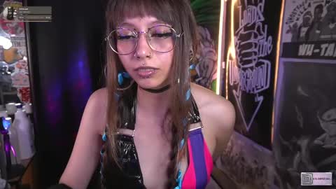 Snapshot of elle_uwu chatting on September 15, 8:43 pm follow me on instagram . online show from September 15, 8:43 pm