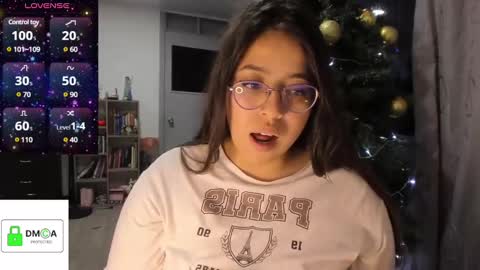 Snapshot of ellie_jones1 chatting on December 10, 1:32 am Ellie online show from December 10, 1:32 am