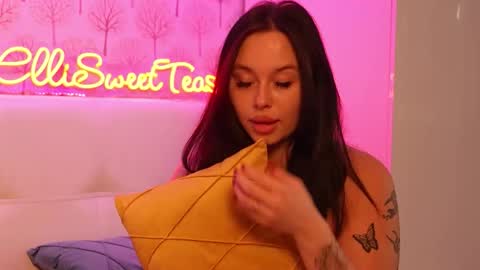 ElliSweettease online show from September 26, 7:05 am
