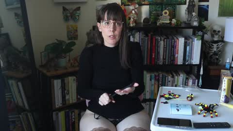 Elly Naomi online show from September 28, 5:00 pm