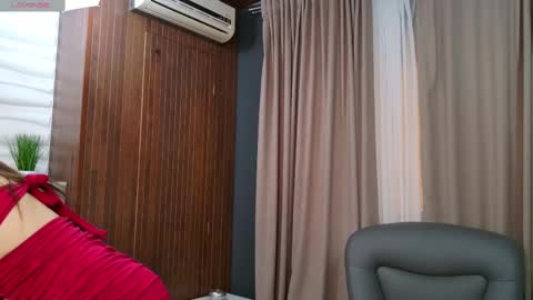 Snapshot of ellyross_ chatting on March 8, 8:22 am EllyRoss online show from March 8, 8:22 am