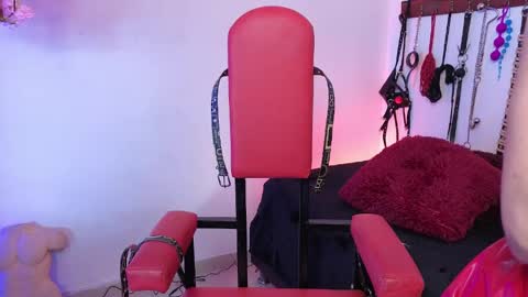 elowen_halley1 online show from April 18, 7:07 pm