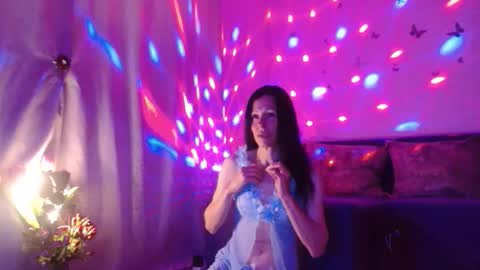 Elisa online show from June 8, 5:25 pm