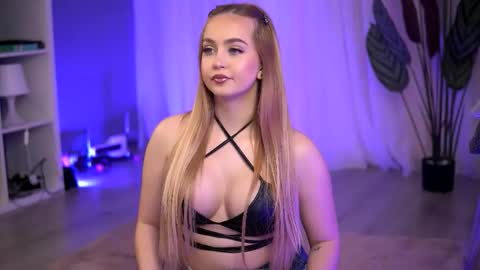 ElysaWetxx online show from November 10, 8:00 pm