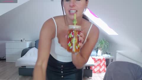 just me online show from October 23, 9:22 am