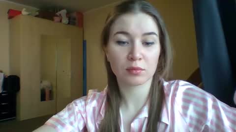 emeraldswan_ online show from March 7, 5:18 am