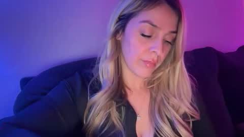 emilelovesyou online show from February 15, 8:02 am