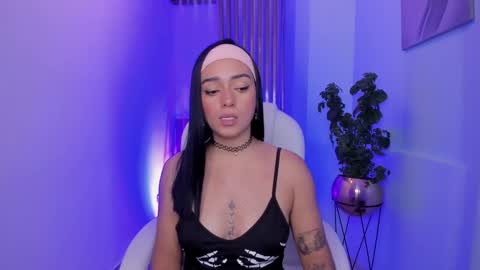 Snapshot of emiliarose_ chatting on March 2, 11:42 pm EmiliaRose online show from March 2, 11:42 pm